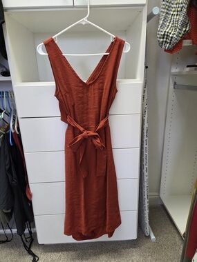 Le Lis Sleeveless V-Neck Tie-Waist Midi Dress in Rust